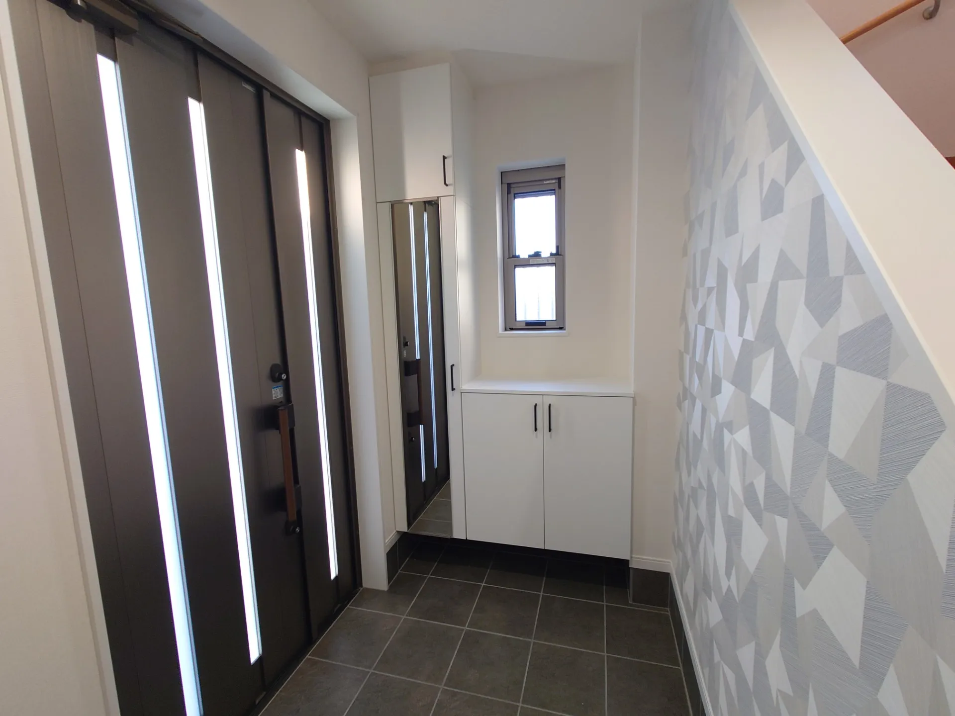 After 　収納とタイルも一新した玄関