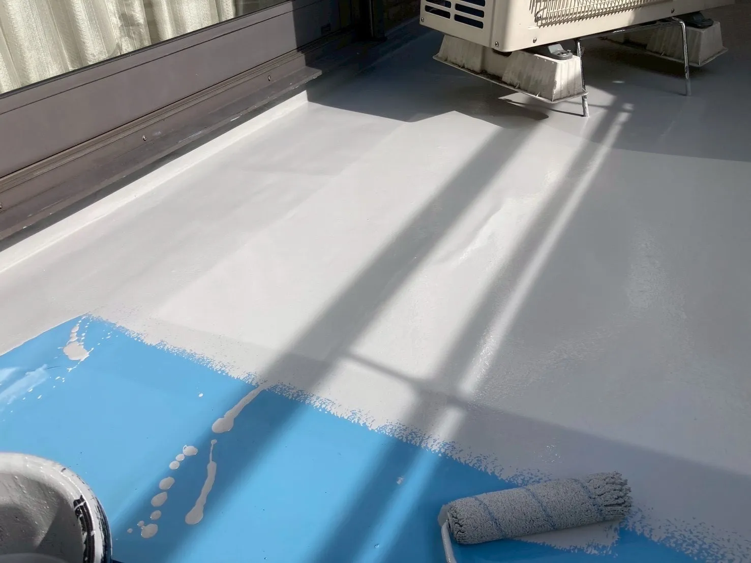 施工中　トップコート塗布中