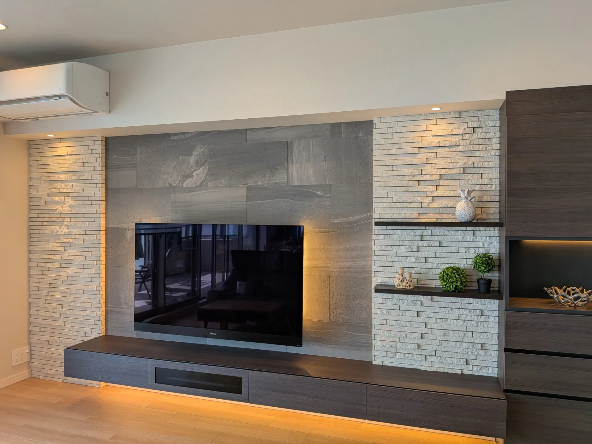 タイル壁面と造作収納と間接照明