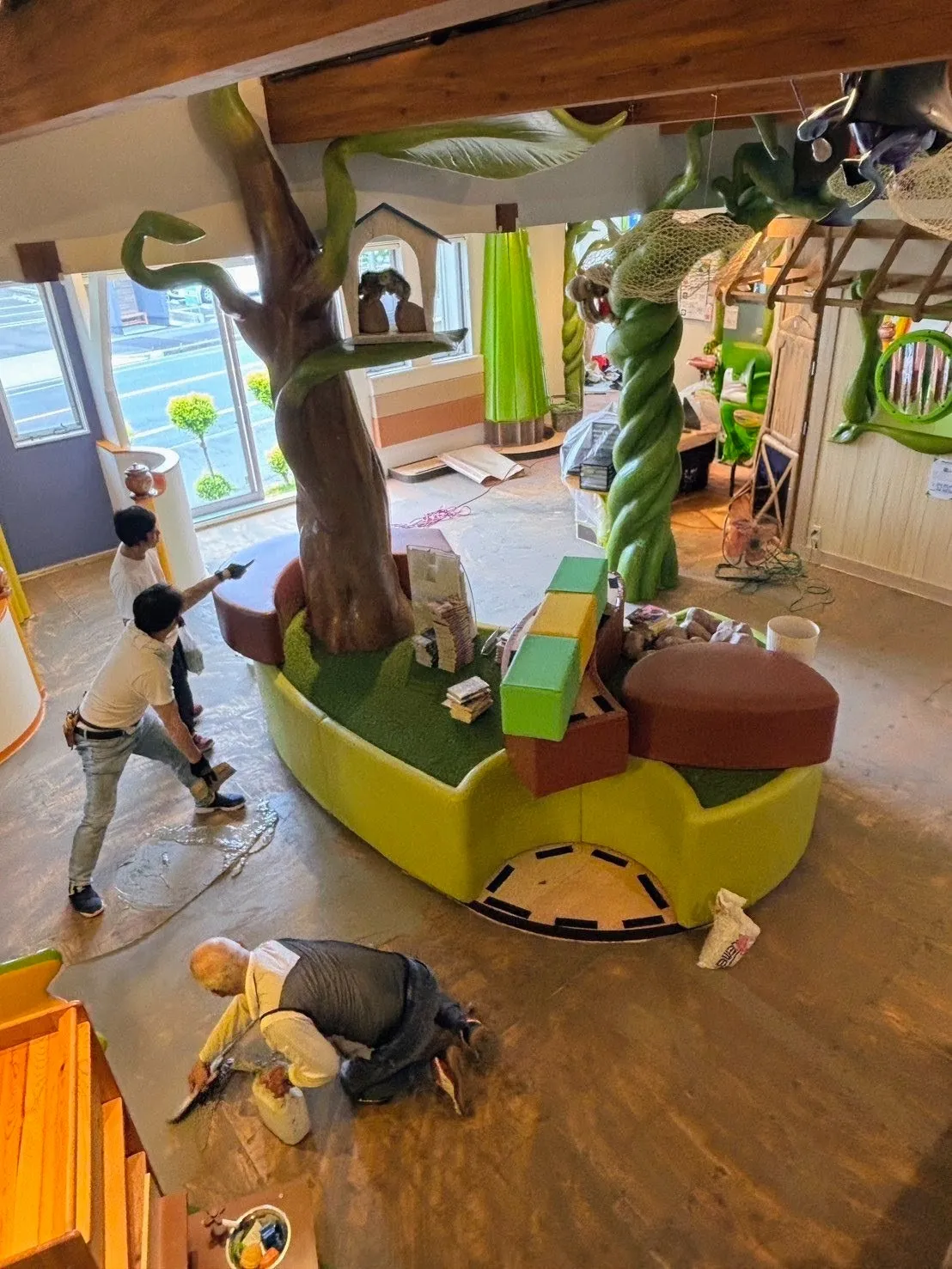 施工中　 床の下地を補修